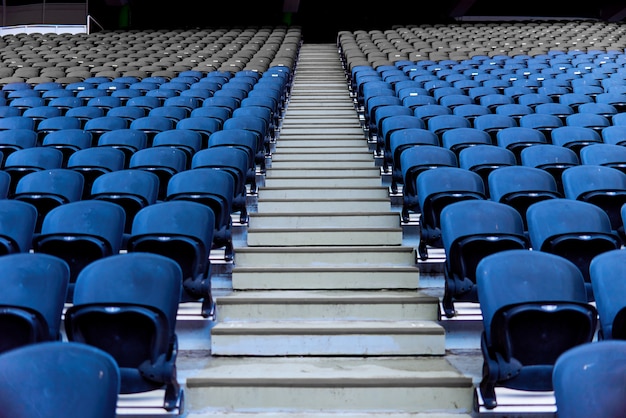 Stoelen in het stadion voor toeschouwers die zich op een rij bevinden