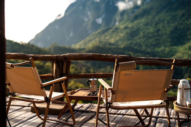 Stoelen op het balkon en uitzicht op de bergen