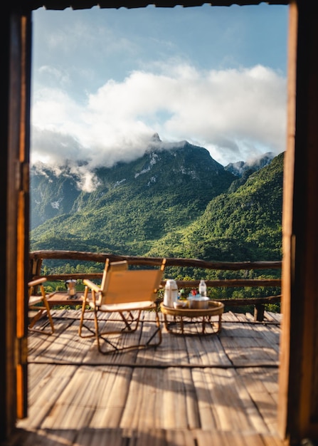 Stoelen op het balkon en uitzicht op de bergen