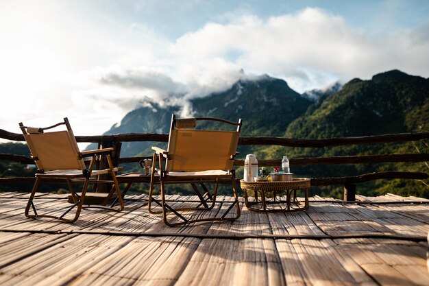 Stoelen op het balkon en uitzicht op de bergen