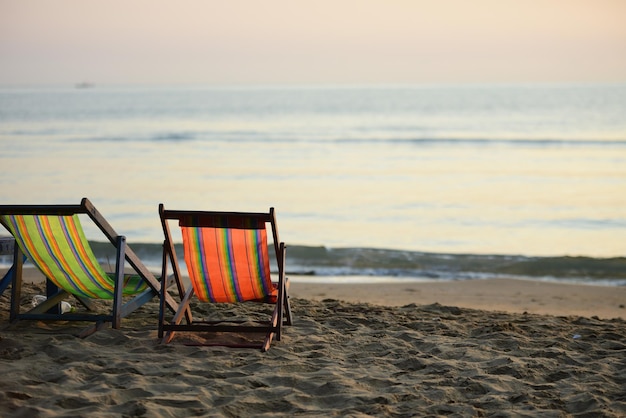 Foto stoelen op het strand tegen de lucht