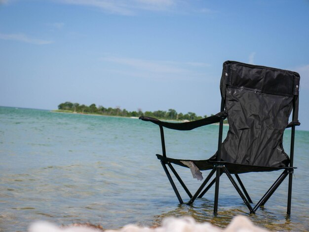 Foto stoelen op het strand tegen de lucht