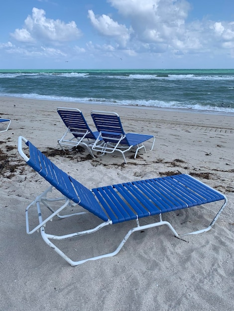 Foto stoelen op het strand tegen de lucht