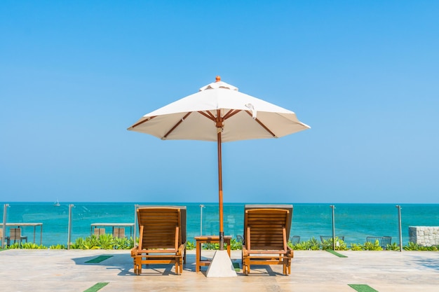 Stoelen op het strand tegen een heldere blauwe hemel.