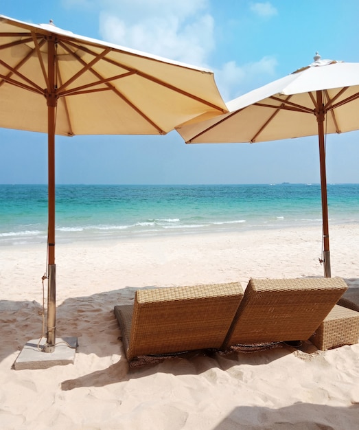 Stoelen op het strand. Zee met blauwe lucht en witte wolk. Zomervakantie reizen.