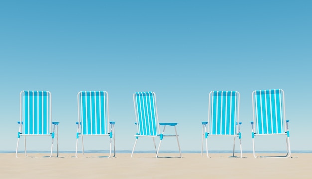 stoelen op zandstrand in de buurt van zee