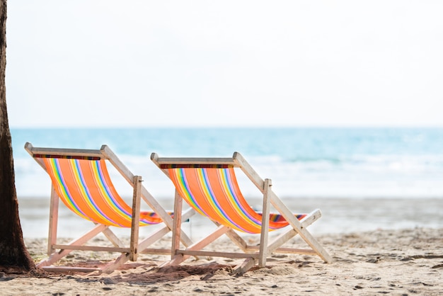 Stoelstrand om te ontspannen aan het prachtige witte zandstrand