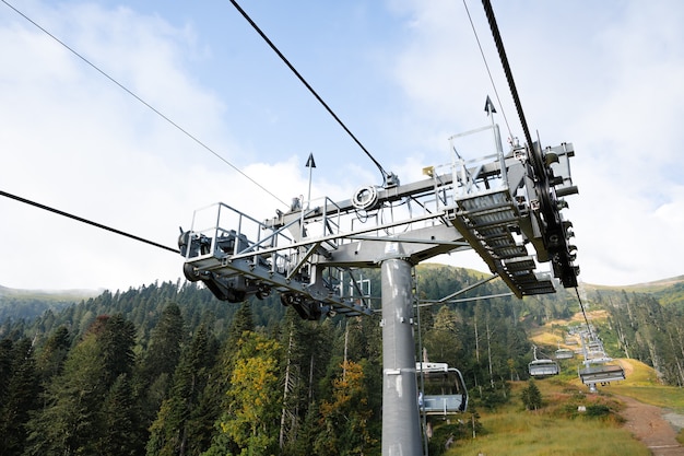 Stoeltjeslift in skibergresort in de zomer