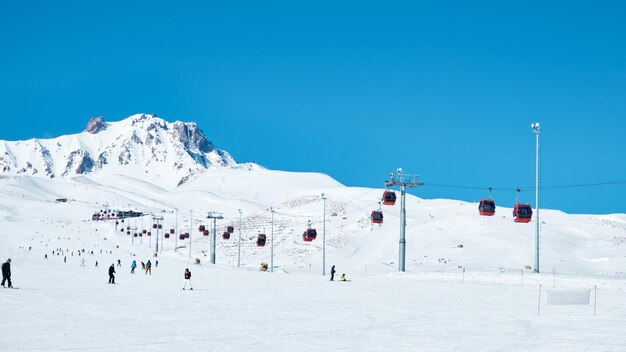 Stoeltjeslift op de met sneeuw bedekte skibaan heldere winter zonnige dag in het skigebied erciyes kayseri