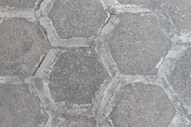 Stoep geplaveid met betonnen zeskantvoegen afgedicht met beton om te voorkomen dat er onkruid tussen groeit