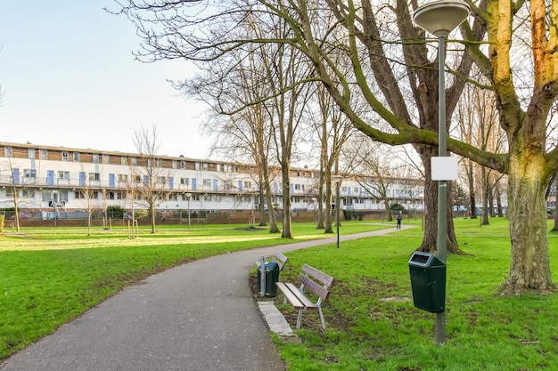 Stoep omgeven door een groen gazon met banken om te ontspannen