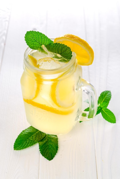 Stoere vers gemaakte limonade muntlimonade