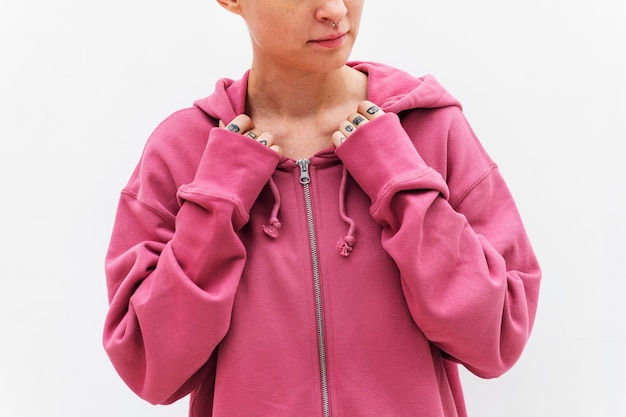 Stoere vrouw in een roze hoodie