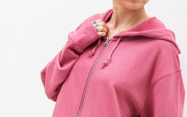 Foto stoere vrouw in een roze hoodie