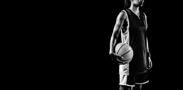 Stoere vrouwelijke basketballer