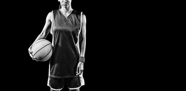 Stoere vrouwelijke basketballer