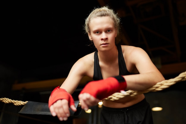 Stoere vrouwelijke bokser in Ring