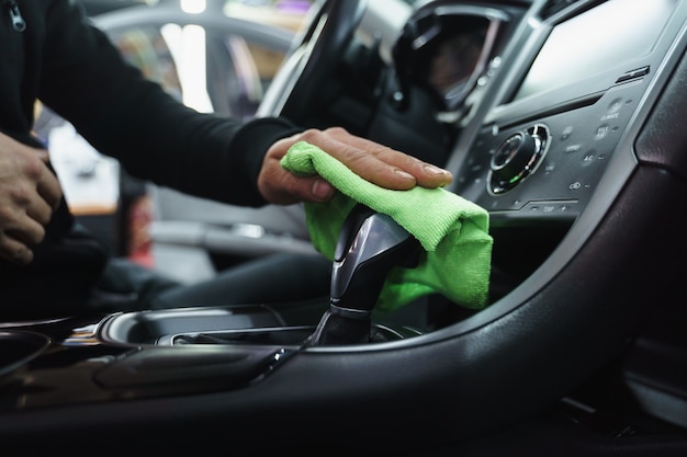 Foto stof in auto afvegen. auto schoonmaken. natte autoreiniging