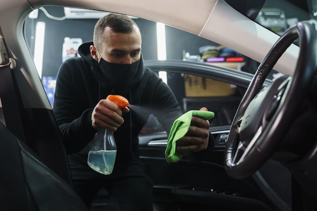 Foto stof in auto afvegen. auto schoonmaken. natte autoreiniging