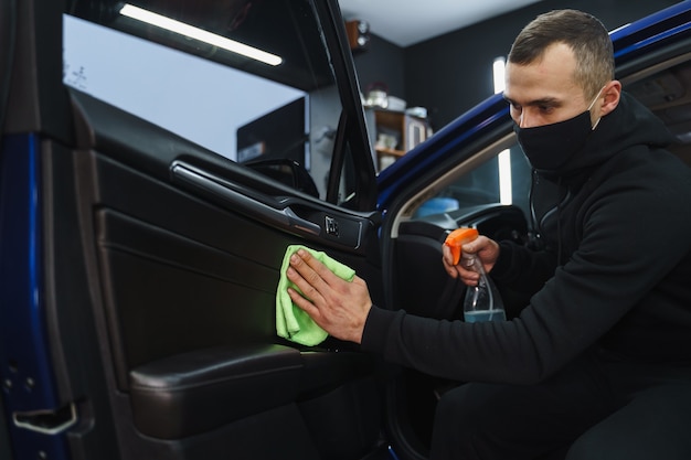 Foto stof in auto afvegen. auto schoonmaken. natte autoreiniging