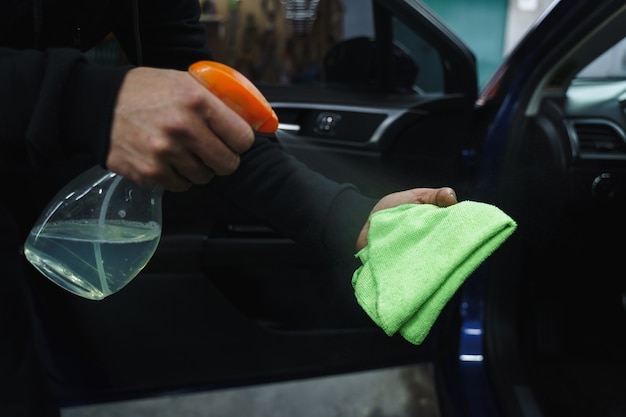 Foto stof in auto afvegen. auto schoonmaken. natte autoreiniging