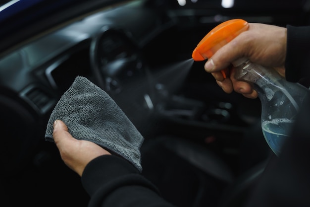 Stof in auto afvegen. Auto schoonmaken. Natte autoreiniging