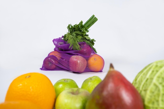 Stof mesh voor groenten en fruit op een witte achtergrond