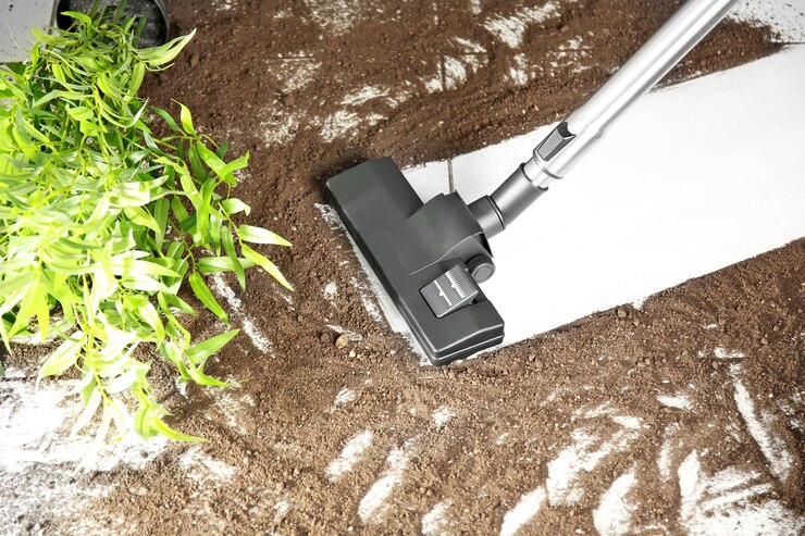 Foto stofzuiging na het vallen van een bloempot op een tegelvloer