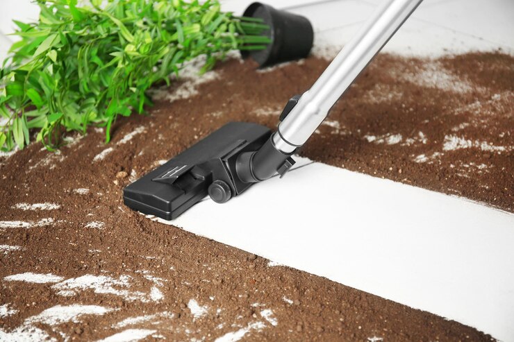Foto stofzuiging na het vallen van een bloempot op een tegelvloer