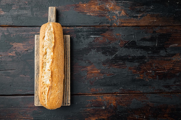 Stokbrood brood, op oude donkere houten tafel tafel, bovenaanzicht plat lag