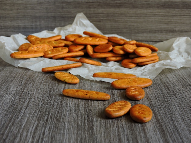 Stokbrood crackers op papier.