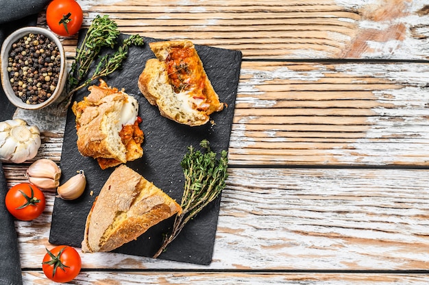 Stokbrood gevuld met aubergines, tomaten en kaas