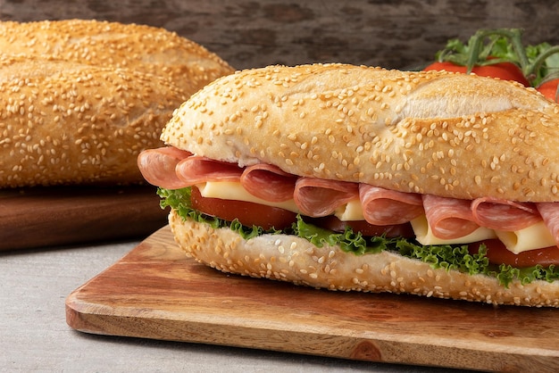 Stokbrood gevuld met salami kaas tomaat en sla