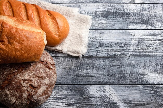 Stokbrood Italiaans ciabatta roggebrood op een witte houten achtergrond bovenaanzicht