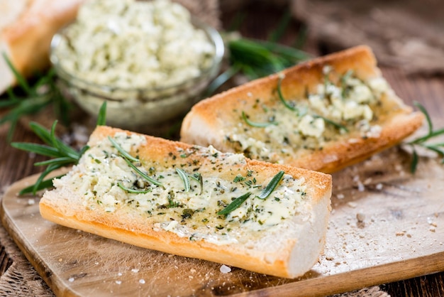 Stokbrood Met Kruidenboter En Rozemarijn