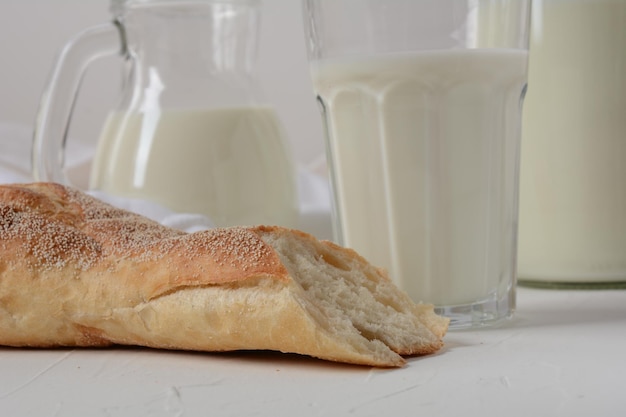 Foto stokbrood met melk op witte achtergrond