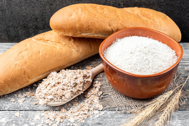 Stokbrood op een grijze houten tafel