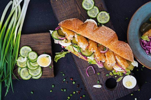 Stokbrood sandwich met vis, ei, zilveruitjes en slablaadjes. Bovenaanzicht