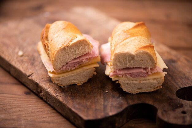 Stokbrood sandwiches op rustieke tafel close-up