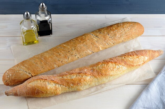 Stokbrood twee op Kraft-papier op houten