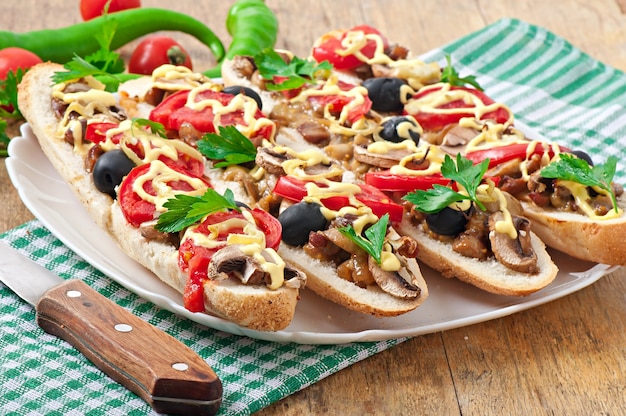 Stokbroodje gevuld met kalfsvlees en champignons met tomaten en kaas