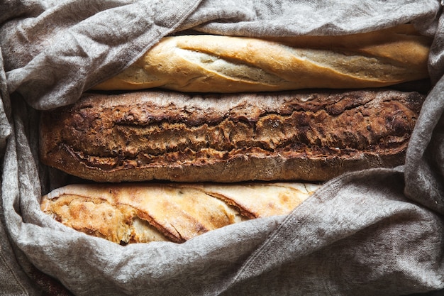 Stokbroodmix op een zwarte muur. Franse gebakjes, zelfgemaakt.