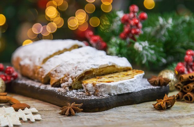 테이블에 Stollen 크리스마스 케이크입니다. 선택적 초점입니다. 음식.