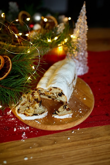 Stollen Duits kerstbrood, kerststol op houten ondergrond, traditioneel feestelijk gebakdessert.