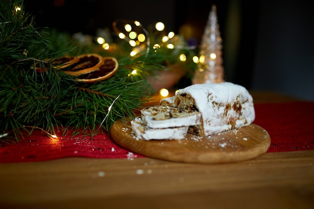 Stollen 독일 크리스마스 빵, 나무 배경에 크리스마스 stollen, 전통적인 축제 패스트리 디저트.