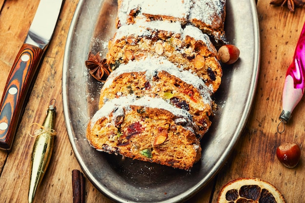 Stollen is een lekker Duits kerstgebak. Kerst taart