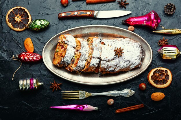 Stollen is een traditioneel Duits kerstgebak. Seizoenstaart