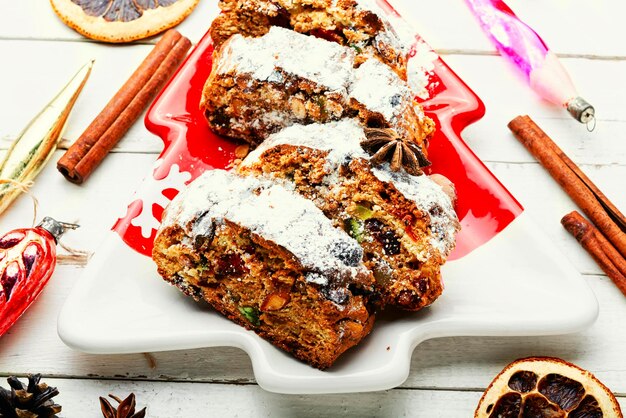 슈톨렌(Stollen)은 독일의 전통적인 크리스마스 패스트리입니다. 크리스마스 컵케이크