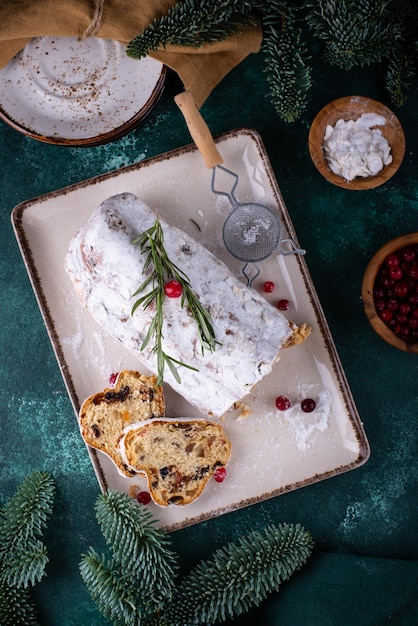 シュトーレンの伝統的なお祝いのドイツのクリスマス ケーキ