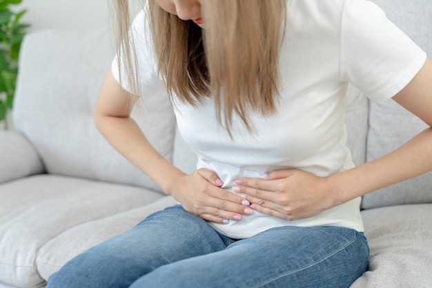 Foto mal di stomaco le donne asiatiche hanno dolori addominali indigestione gastrite crampi mestruali flatulenza diarrea distensione cancro al colon problemi di infiammazione della pancia soffrono di intossicazione alimentare addome